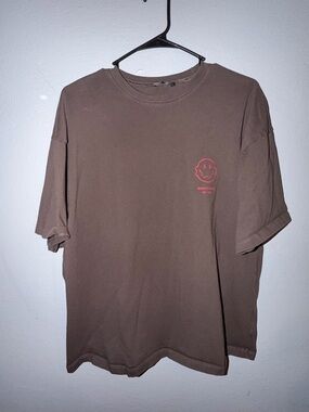 White Fox Boutique Brown Tee with Pink Smiley Chest Graphic